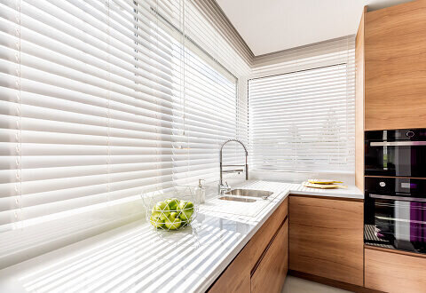 Innenjalousien für Fenster Weiße Innenjalousien am Fenster