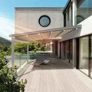 Pergola Markise an der Hauswand befestigt