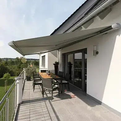 Hellgraue Markise auf dem Balkon